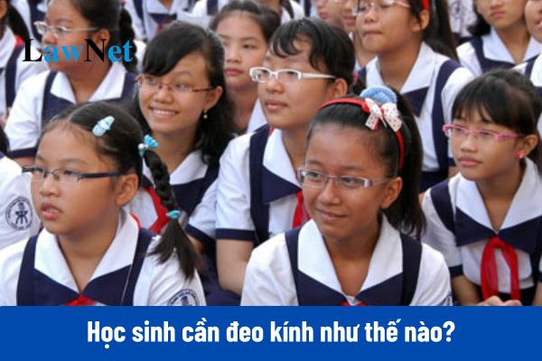 Nếu đang đeo kính theo đơn bác sĩ, học sinh cần đeo như thế nào?