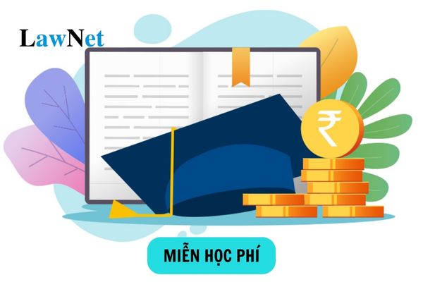 Học sinh có cha mẹ thuộc diện hộ nghèo có được miễn học phí không?