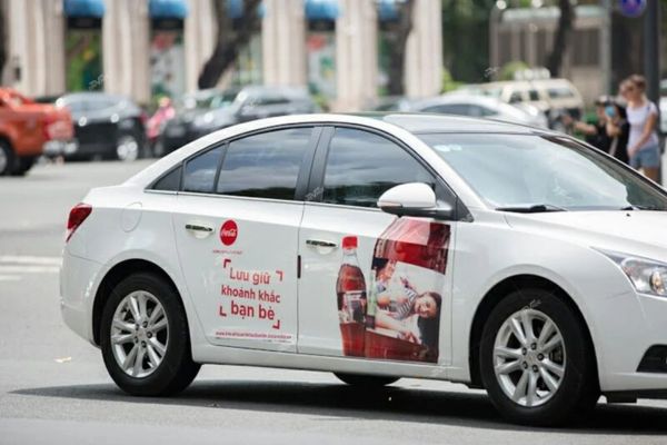 Hiện nay, dán quảng cáo ở mặt trước, mặt sau và trên nóc của xe ô tô bị phạt hành chính bao nhiêu tiền?