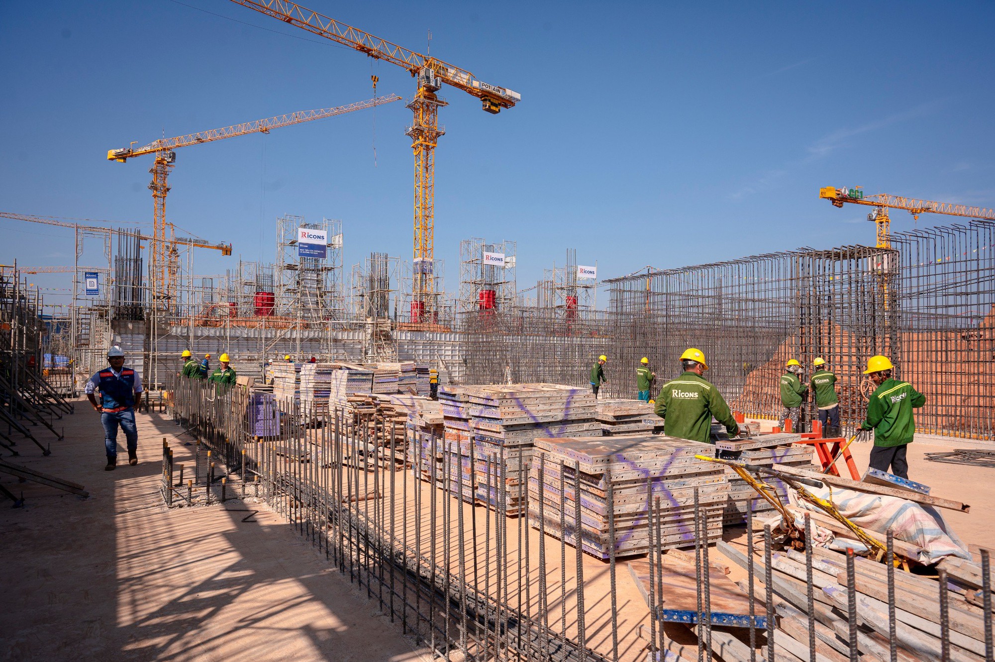 The  contents  on  construction  site  installation  signs  at  the  latest  construction  sites